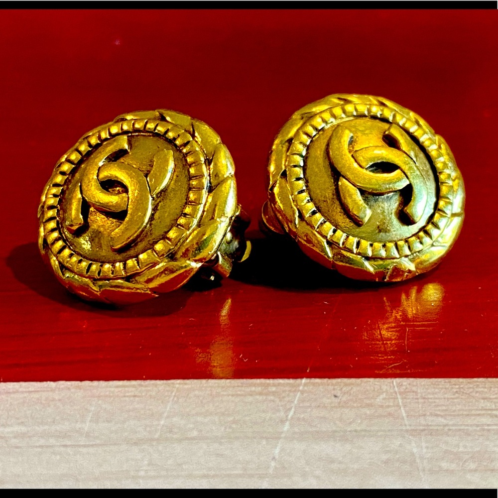 Chanel Gold Vintage Clip on earrings